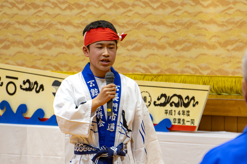 鯨唄の指導にあたってきた保存会の皆さんに感謝の言葉を述べる河本さん