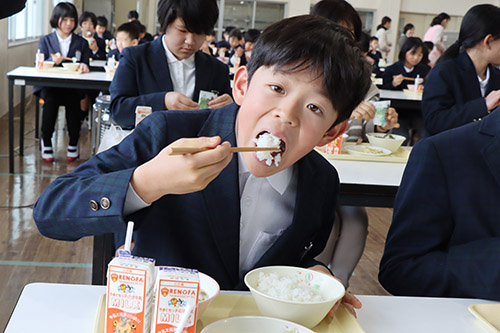 「ゆうきまる長門米」を味わう児童