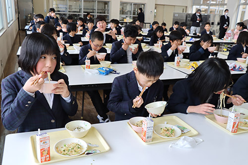 日置小学校では119人の児童が「ゆうきまる長門米」を食べた