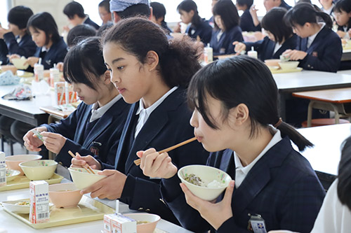 もちもちして美味しいと食べる児童たち