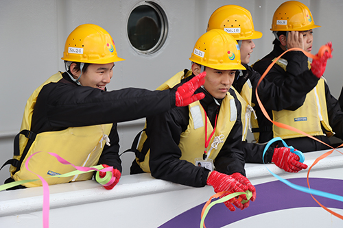 保護者に手を振る実習生