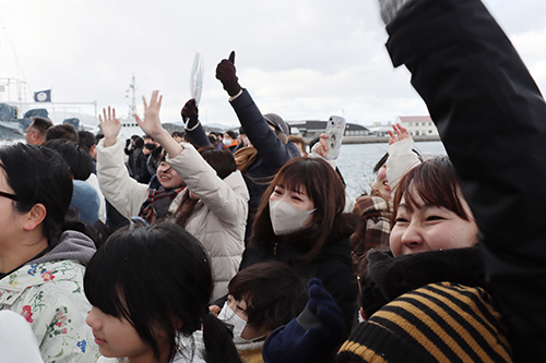 手を振る保護者