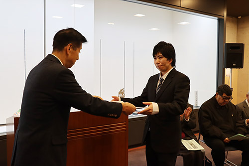 江原市長から大賞である長門市長賞を受賞した三宅さんに賞状が手渡された