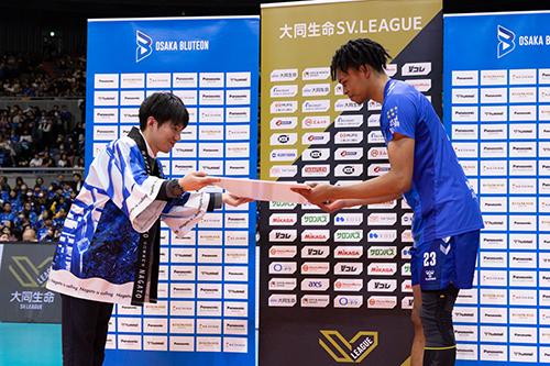 宿泊券を手渡す