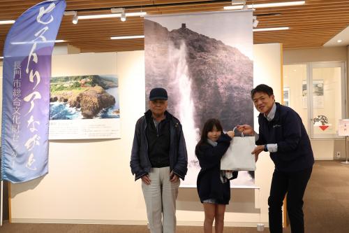 記念品贈呈の様子