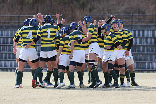 円陣を組んで士気を高める選手