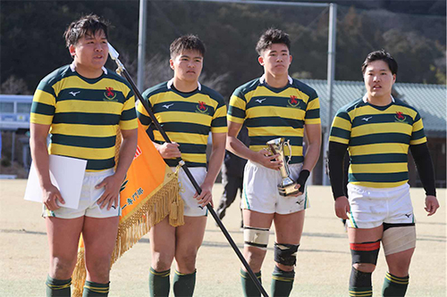 優勝旗を手にする選手