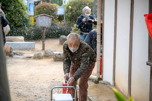 記念館職員が初期消火を行う様子