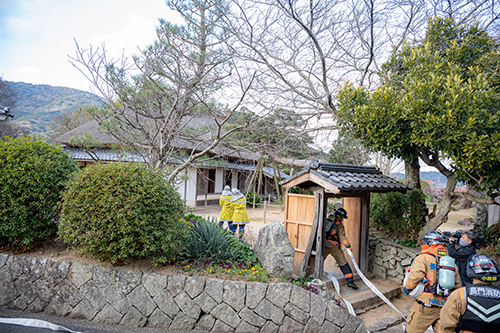 消防団員と消防署職員が消火に駆け付ける様子