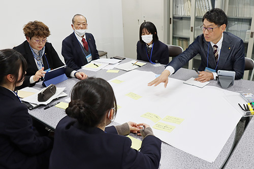 議員たちと活発な意見交換が行われた