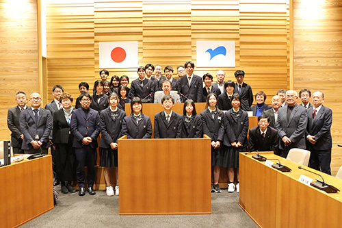 市議会議員と大津緑洋高校の生徒たち