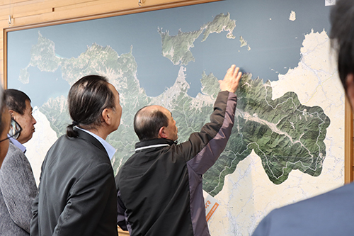 新たな取組について地図を使って説明