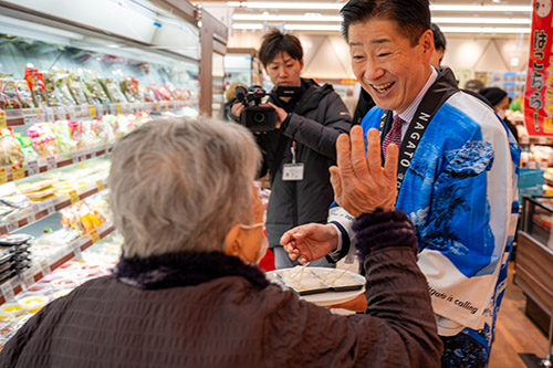 アルク長門店でお客さんに「米づくり農家の自信作」の試食提供を行う江原市長