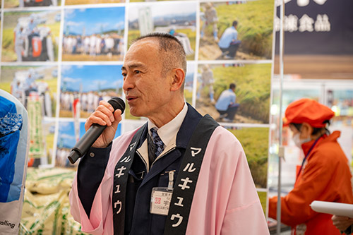 挨拶を行う株式会社丸久の宇多村専務取締役