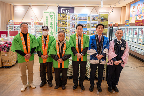 生産者と販売促進に駆け付けた方々