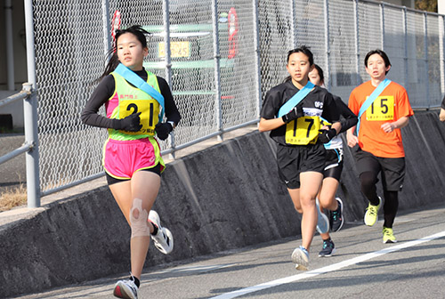 声援を受け力走する選手