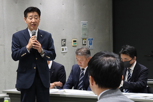 開会に先立ちあいさつをする江原市長