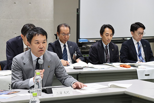 課題を説明する三浦大紀浜田市長