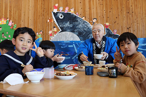 くじらの竜田揚げを食べる様子