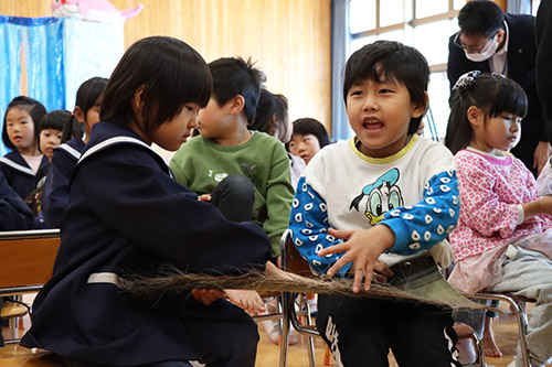 くじらの鬚に興味を持つ園児