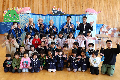 長門大津くじら食文化を継承する会の方々と江原市長、三隅保育園の園児たち
