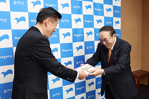 株式会社ウエストエネルギーソリューションから目録が渡された