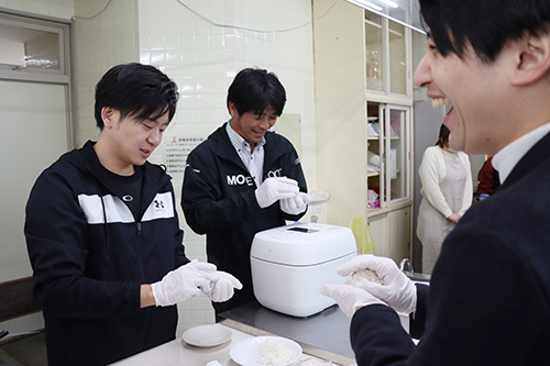 おにぎりを握る参加者