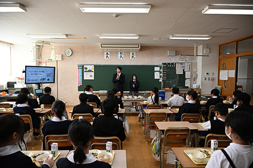 食前の合掌の様子