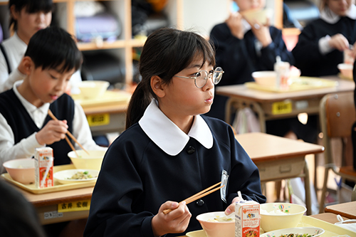 給食を食べる児童