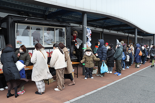 雪が降る中、朝から多くの人が並んだ