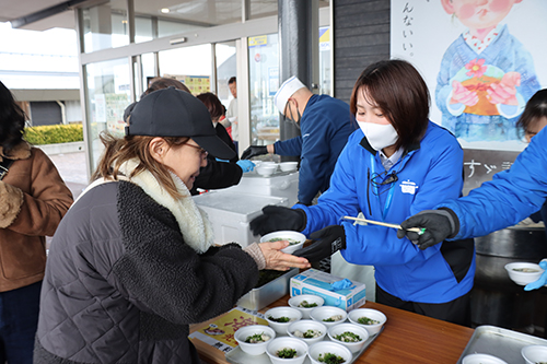 来場者には、海鮮汁が無料配布された