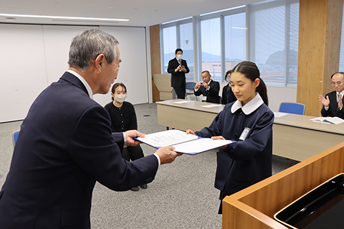安藤会長から県表彰状などが手渡された