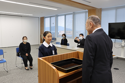 有馬校長へ報告する山下さん