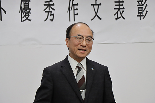 お祝いのことばを述べる伊藤教育長