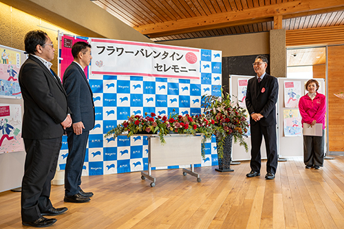 「官民一体となり花を贈る習慣を作っていきたい」と話す杉山さん