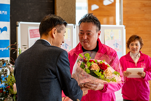 花束を受け取る江原市長