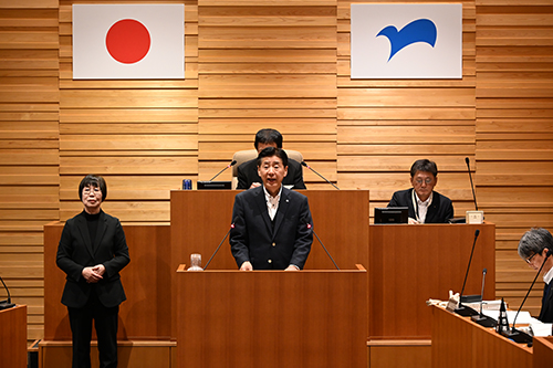 行政報告を行う江原市長