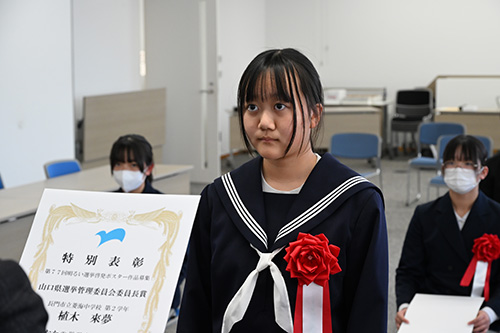 受賞者一人ひとりに賞状とメダルが授与されました