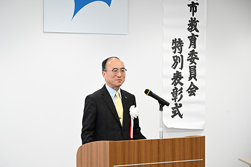 伊藤教育長から受賞者にお祝いの言葉が送られました