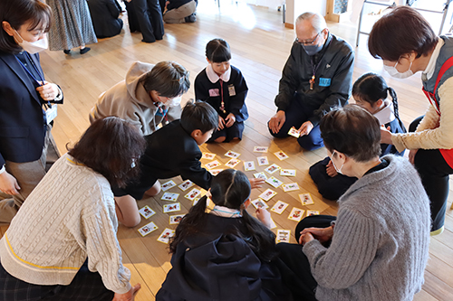 防災なぞなぞカルタで世代間交流