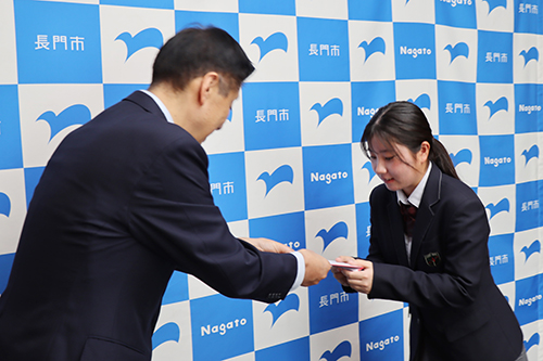 江原市長から激励費が手渡された