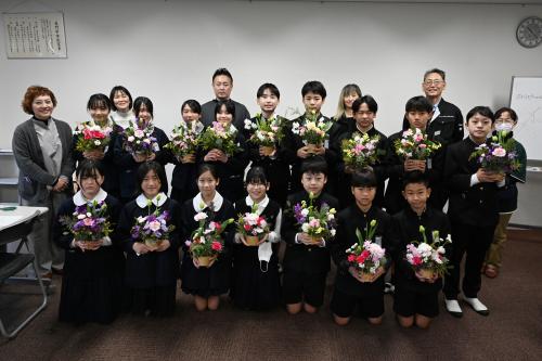 深川小学校の6年生がフラワーアレンジメントづくりに挑戦しました