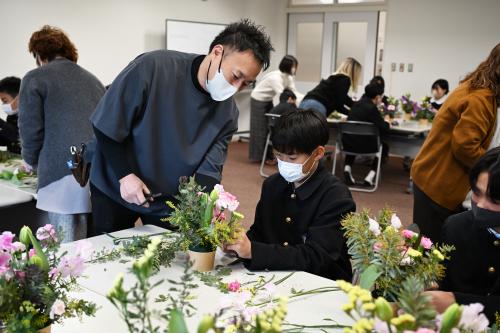 アレンジメントのコツを教わる児童