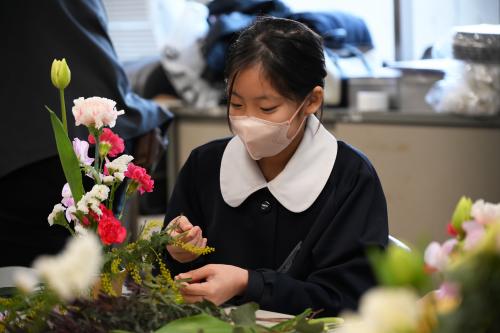 自分だけのアレンジメントをつくる様子