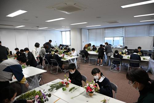 アレンジメントをつくる様子