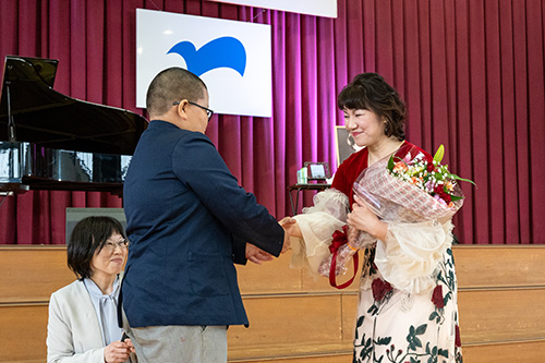 ちひろさんへ感謝の気持ち込めて花束を渡す様子