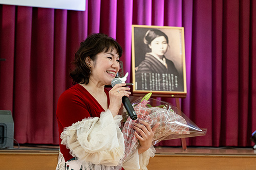 仙崎小学校の児童らにメッセージを送るちひろさん