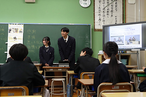 特別授業を行う高校生