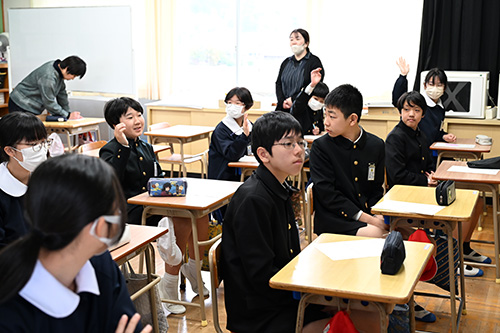 高校生の話を聞く小学生