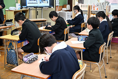 高校生の話を聞いてメモを取る様子